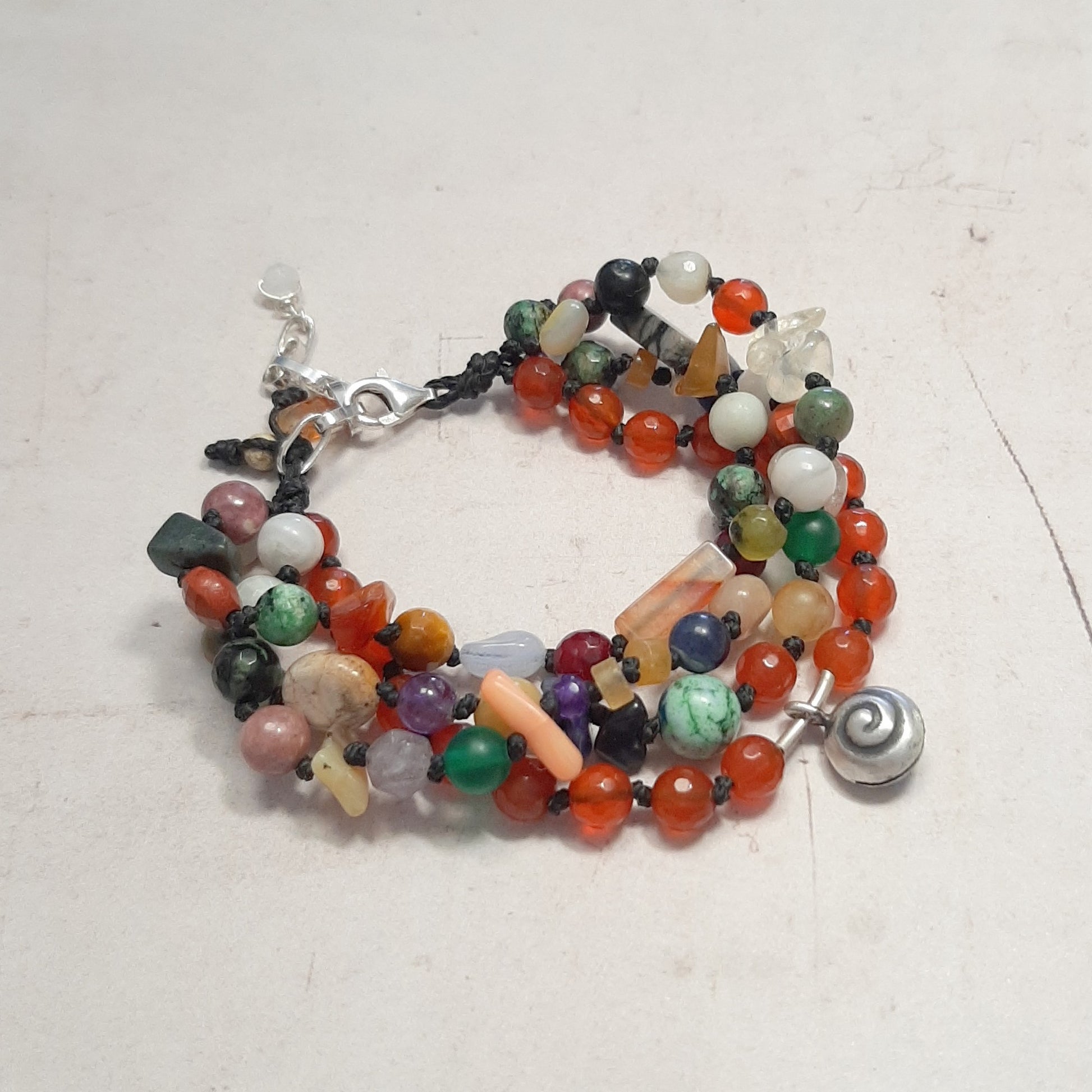 Bracelet appeleur d'anges artisanal en argent 925 et pierres naturelles multicolores – vue à plat avec fermoir mousqueton