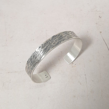 Bracelet jonc ethnique en argent massif martelé, personnalisable à l’intérieur. Bijou artisanal unique et intemporel.