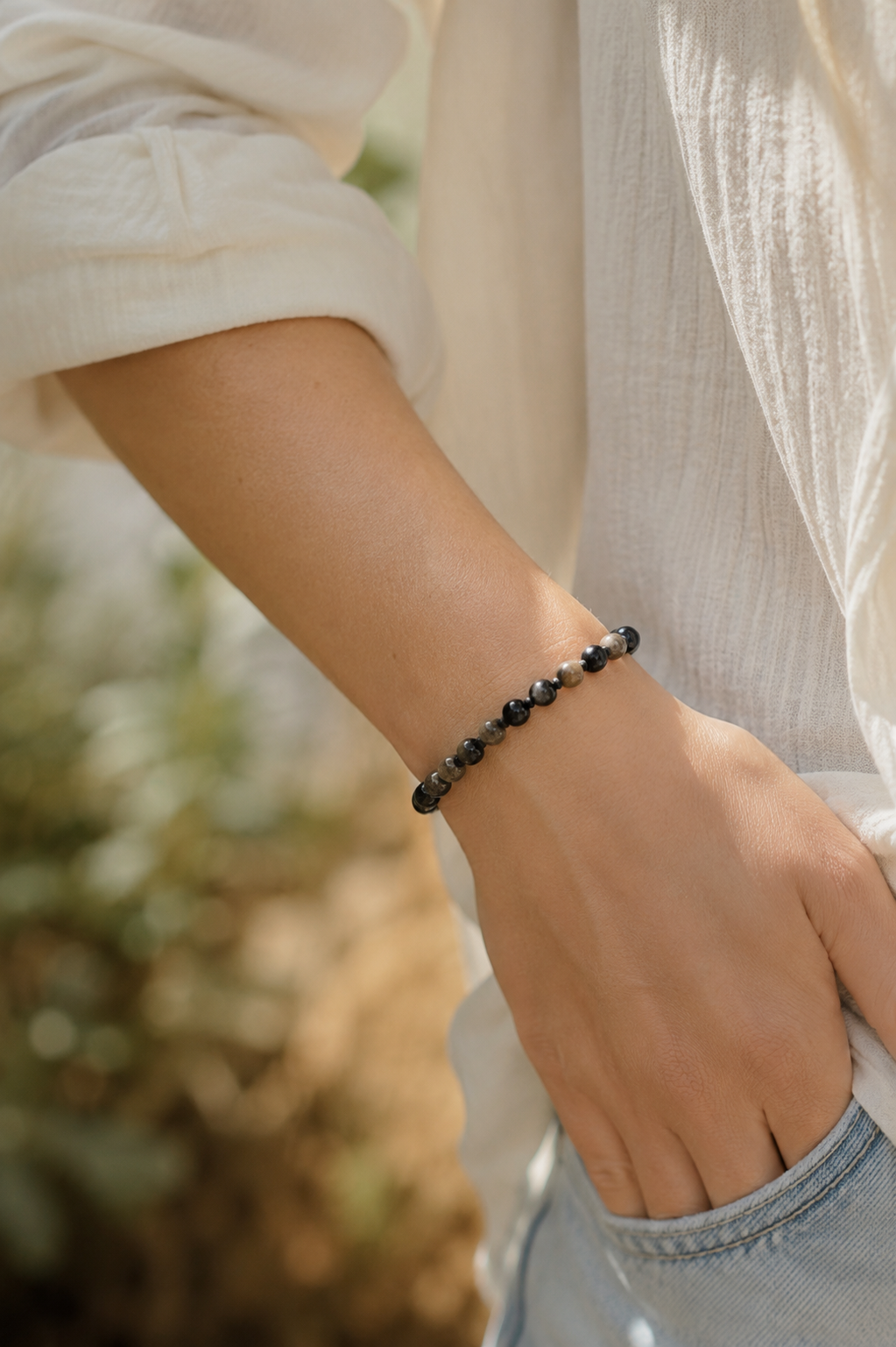 Bracelet obsidienne dorée naturelle porté par une femme, bijou unisexe fait main