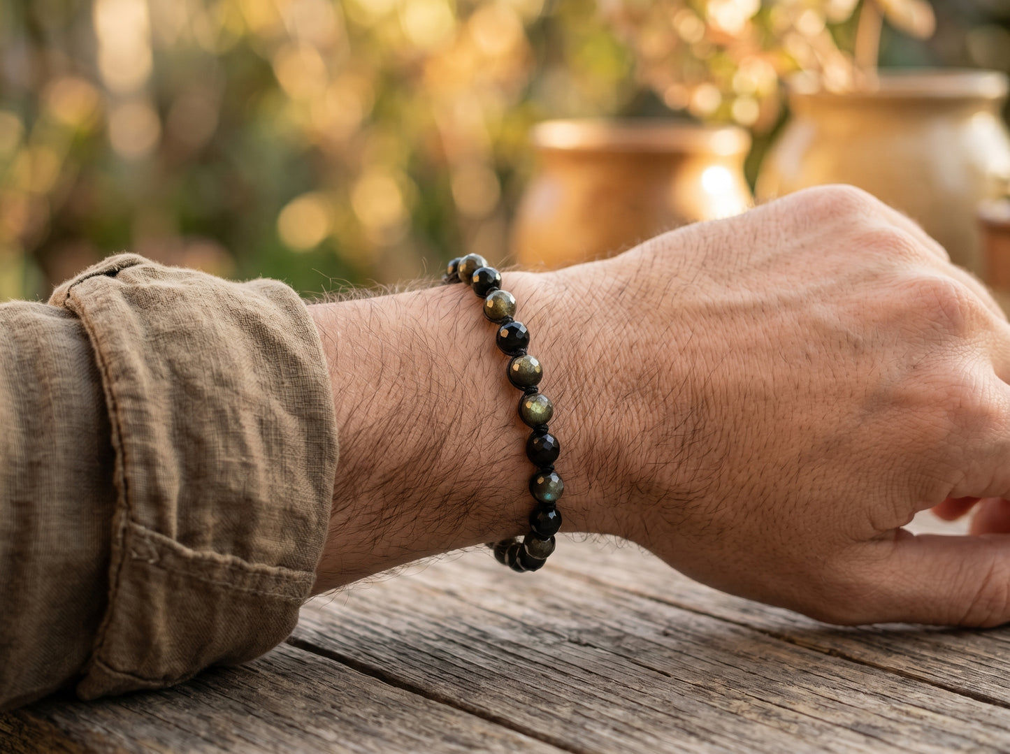 Bracelet obsidienne dorée naturelle porté par un homme, bijou unisexe fait main