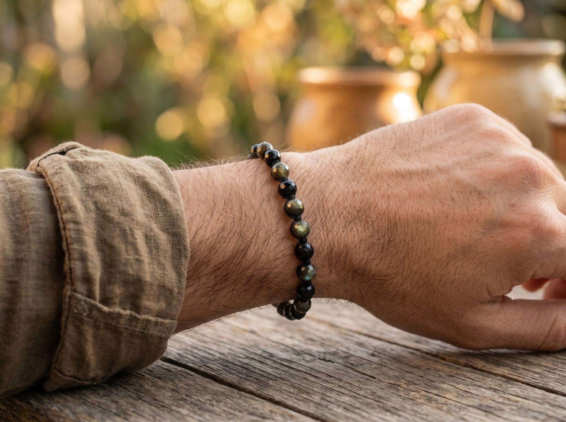 Bracelet obsidienne dorée naturelle porté par un homme, bijou unisexe fait main