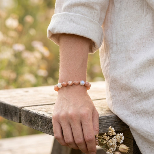 Bracelet réglable en pierre de lune porté au poignet d’une femme
