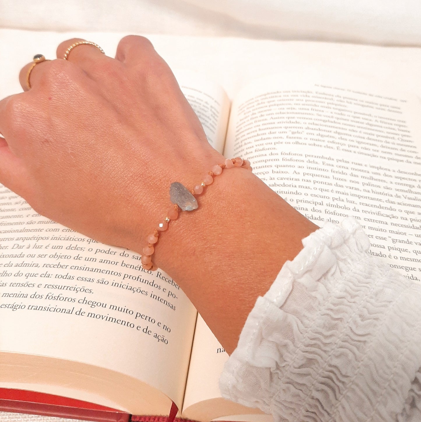 Bracelet brésilien en pierre de soleil, orné d'une labradorite brute en son centre. Un bracelet porte-bonheur, ajustable grâce à sa fermeture coulissante.
