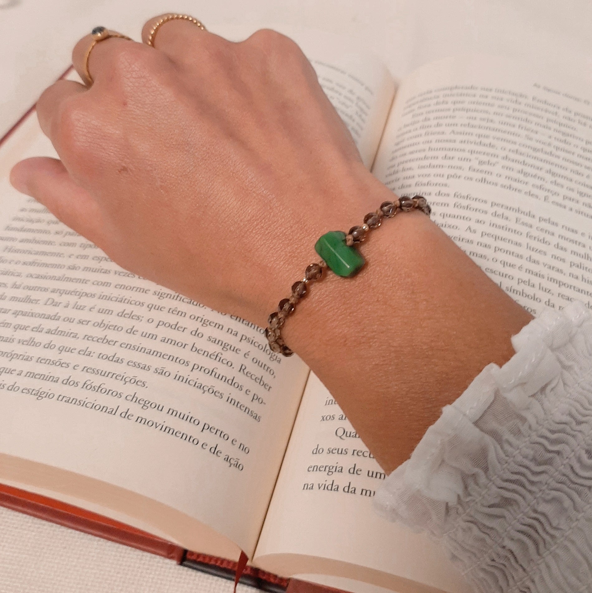 Bracelet brésilien en pierres naturelles de quartz fuméi, orné d'une jade en son centre. Un bracelet porte-bonheur, ajustable grâce à sa fermeture coulissante.