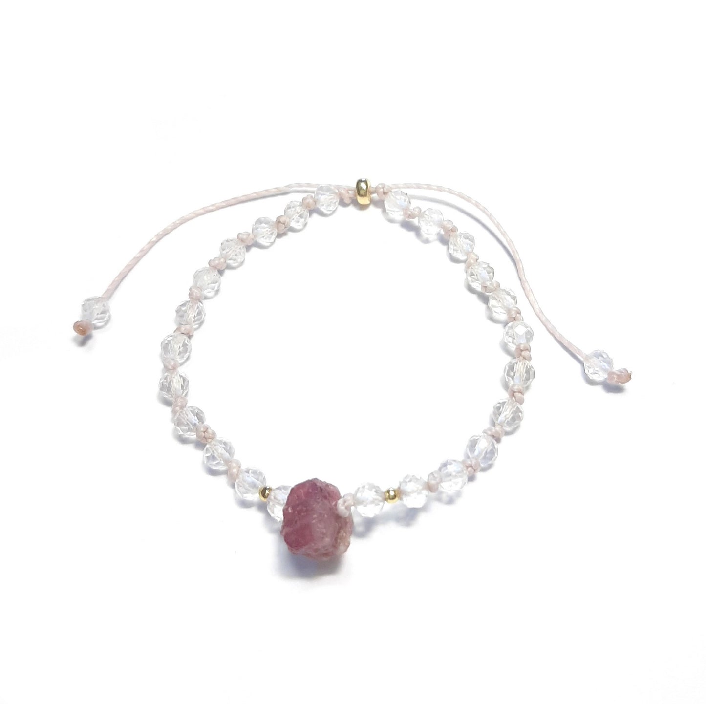 Bracelet en tourmaline rose et cristal de roche – Bijou en argent doré
Ce bracelet délicat associe la pureté du cristal de roche à l’énergie de la tourmaline rose brute. Réglable grâce à son cordon coulissant, il s’adapte à tous les poignets avec élégance. Les apprêts en argent 925 doré apportent une finition raffinée. Les pierres étant naturelles, chaque bracelet est unique.