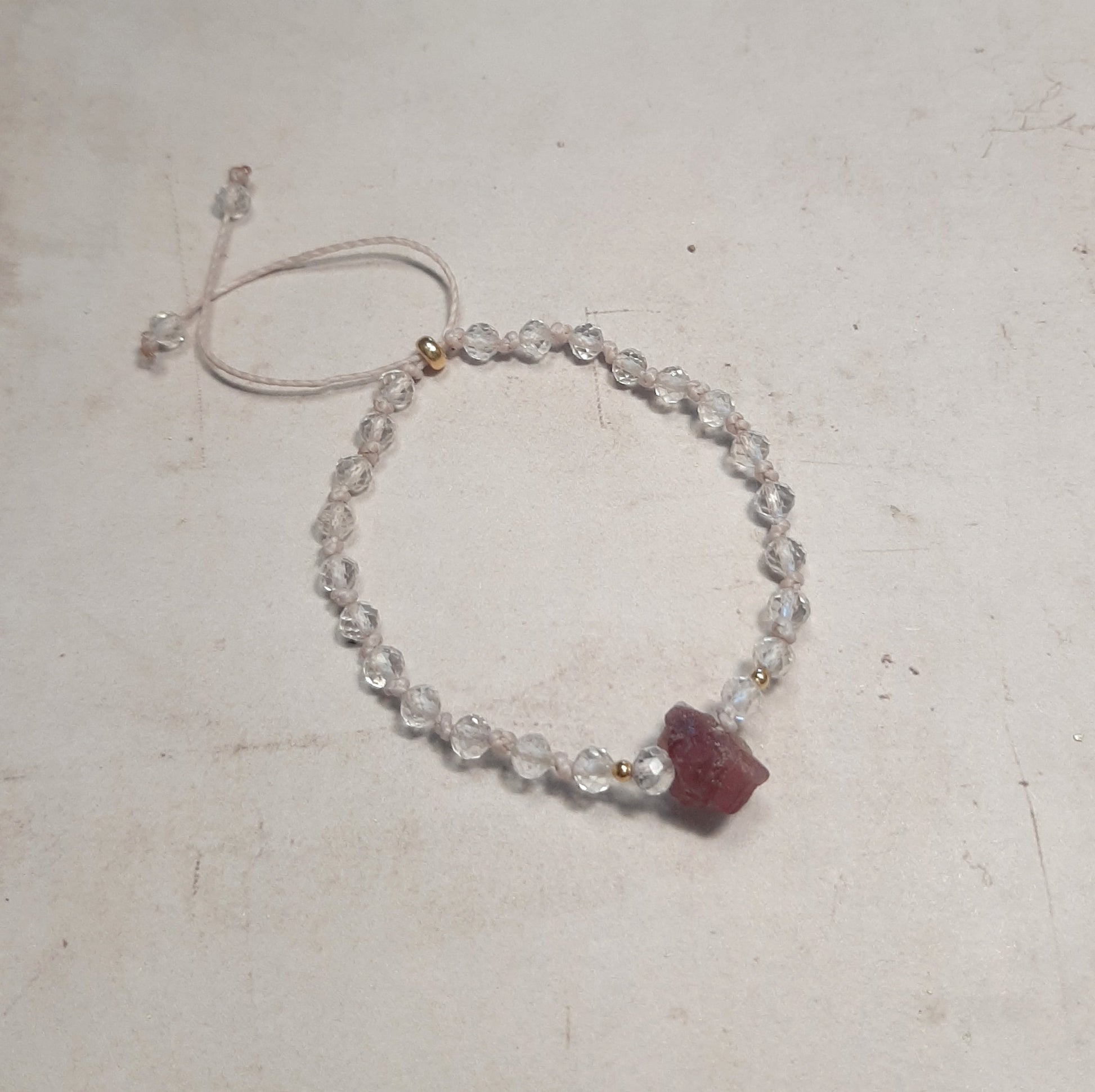 Bracelet en pierres naturelles – Tourmaline rose et cristal de roche
Laissez-vous séduire par ce bracelet ajustable en pierres naturelles, orné d’une tourmaline rose brute et de cristal de roche. Son cordon coulissant permet un ajustement facile, tandis que ses apprêts en argent 925 doré rehaussent son éclat. Un bijou unique, aux subtiles variations de couleur selon les pierres.