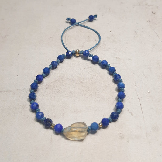 Bracelet ajustable en lapis-lazuli et citrine – Énergie et élégance
Associez la profondeur du lapis-lazuli à la luminosité de la citrine avec ce bracelet ajustable. Son cordon coulissant s’adapte à tous les poignets, tandis que les apprêts en argent 925 doré apportent une touche raffinée. Chaque pierre étant naturelle, chaque bijou est unique.