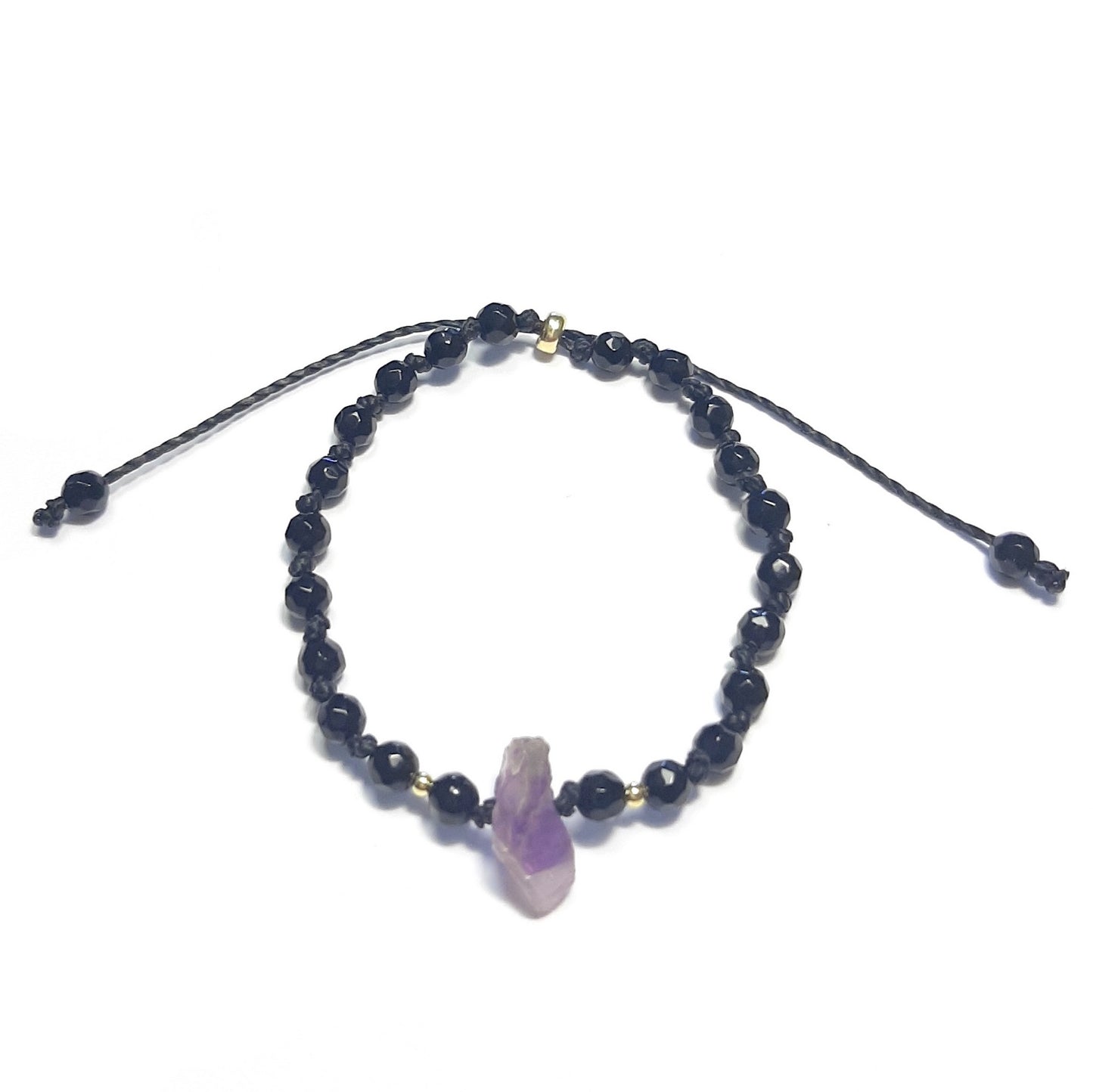 Bracelet en pierres naturelles – Onyx et améthyste, ajustable et doré
Succombez à l’harmonie du noir profond de l’onyx et du violet lumineux de l’améthyste. Ce bracelet, doté d’un cordon coulissant et d’apprêts en argent 925 doré, s’adapte parfaitement à votre poignet. Chaque pierre étant unique, chaque bracelet est une pièce originale.