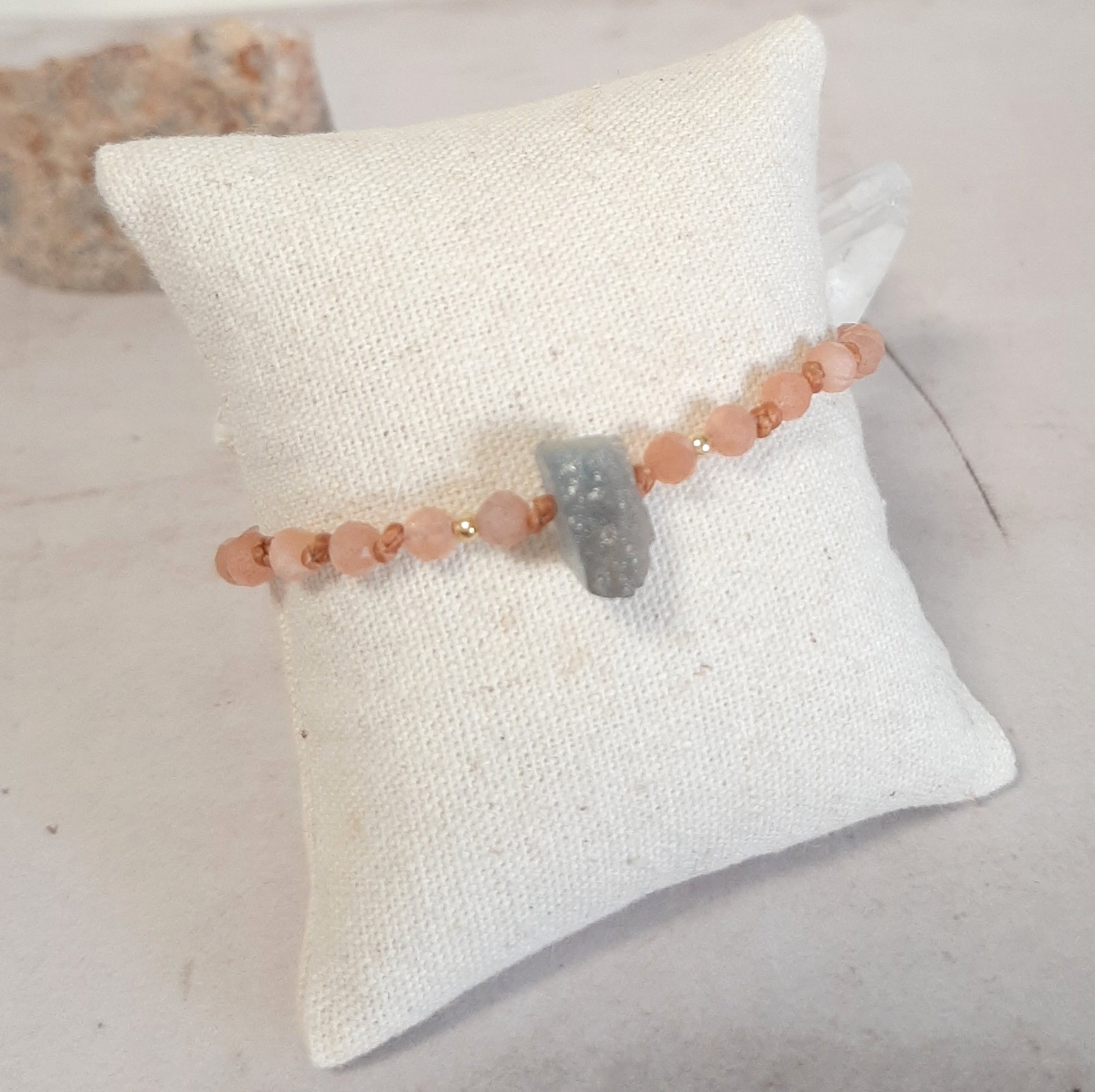 Bijou Artisanale : Bracelet en Pierre de Soleil et Labradorite

Ce bracelet marie deux pierres aux vertus complémentaires. La pierre de soleil est associée à l'optimisme et à la vitalité, tandis que la labradorite favorise la régénération physique et mentale. Facile à enfiler grâce à ses liens ajustables, ce bracelet s'adapte parfaitement à votre poignet, vous offrant à la fois confort et élégance. Portez ce bijou pour bénéficier de leurs bienfaits tout en ajoutant une touche d'éléga