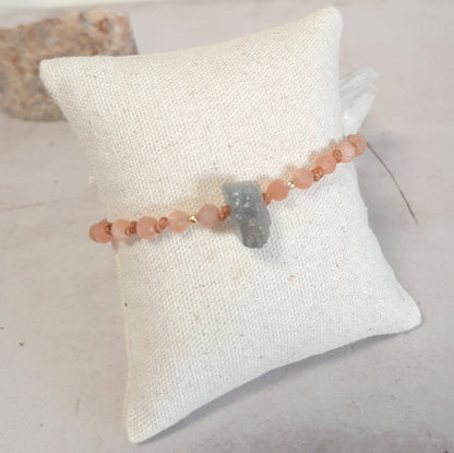 Bijou Artisanale : Bracelet en Pierre de Soleil et Labradorite

Ce bracelet marie deux pierres aux vertus complémentaires. La pierre de soleil est associée à l'optimisme et à la vitalité, tandis que la labradorite favorise la régénération physique et mentale. Facile à enfiler grâce à ses liens ajustables, ce bracelet s'adapte parfaitement à votre poignet, vous offrant à la fois confort et élégance. Portez ce bijou pour bénéficier de leurs bienfaits tout en ajoutant une touche d'éléga