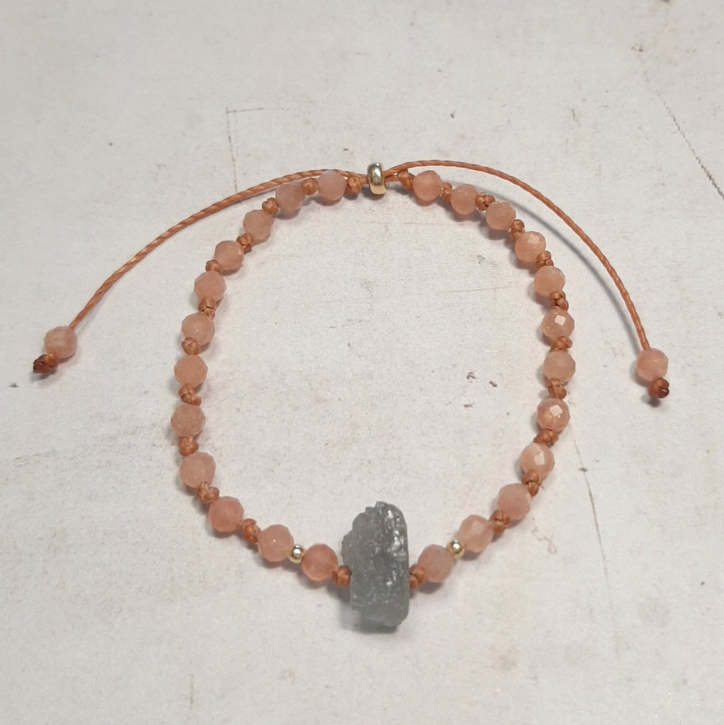 Bracelet en Pierre de Soleil et Labradorite :
Ce bracelet associe la chaleur de la pierre de soleil et la profondeur de la labradorite. La pierre de soleil est reconnue pour stimuler la confiance en soi et apporter une énergie positive, tandis que la labradorite est réputée pour ses propriétés protectrices .De plus, grâce à ses liens ajustables, ce bracelet est facile à enfiler.