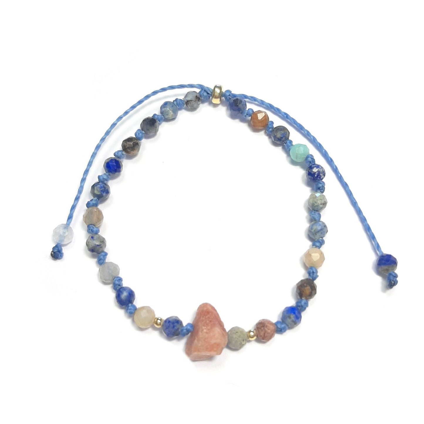 Bracelet en Pierre de Soleil et pierres naturelles – Harmonie et éclat
Élevez votre énergie avec ce bracelet en pierres naturelles multicolores, orné d’une pierre de soleil brute au centre. Connue pour diffuser une énergie positive et rayonnante, cette pierre précieuse est mise en valeur par des apprêts en argent 925 doré. Grâce à son cordon coulissant, le bracelet s’adapte aisément aux poignets dès 15 cm.