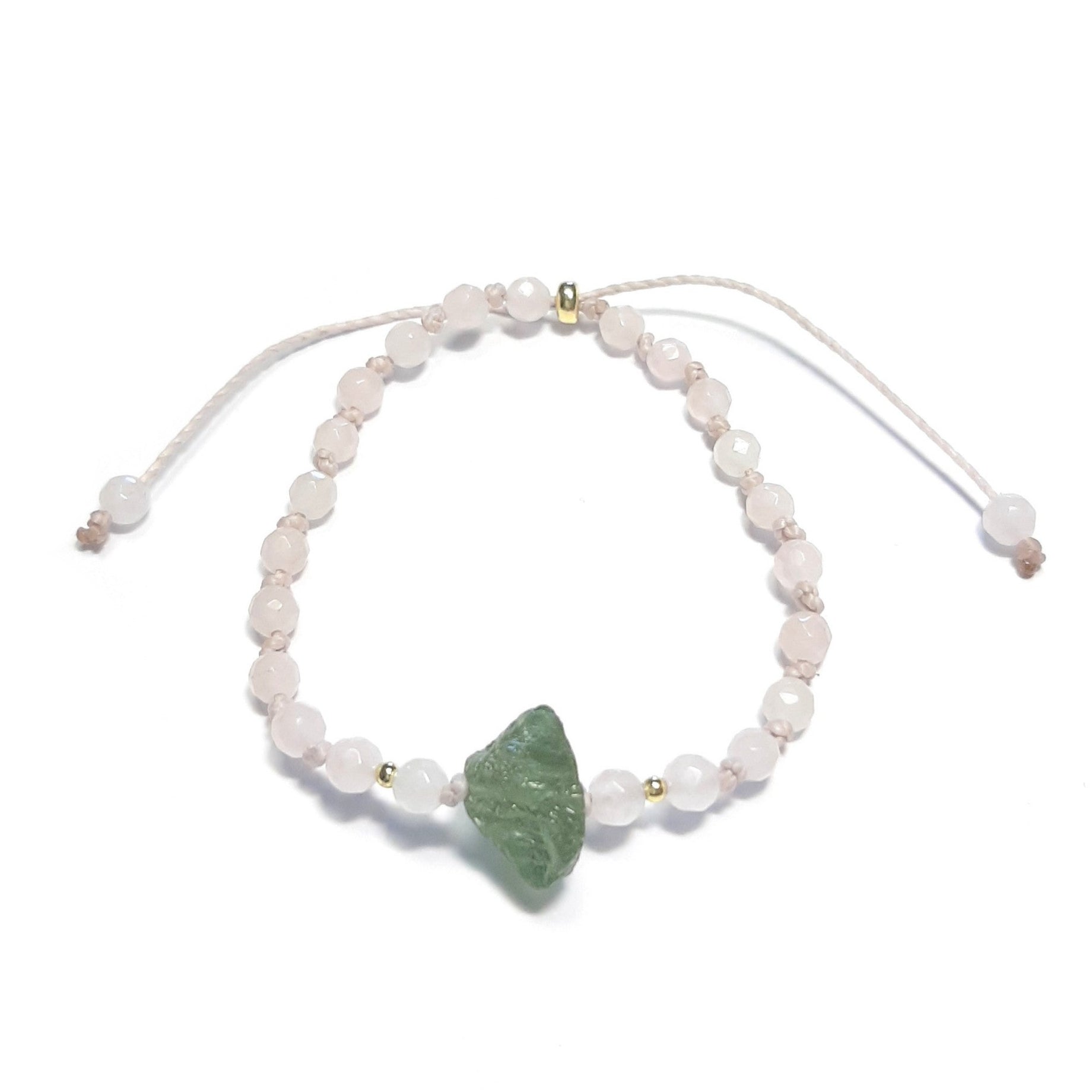 Bracelet ajustable en Quartz rose et Grenat vert – Sérénité & Renouveau
Apportez une touche de douceur et d’énergie positive à votre quotidien avec ce bracelet en quartz rose et grenat vert. Le quartz rose invite à l’amour et au calme intérieur, tandis que le grenat vert stimule la vitalité et le renouveau.

Grâce à son cordon coulissant, il s’adapte à toutes les tailles de poignets, dès 15 cm, ce qui en fait un bijou idéal pour les femmes et les filles. 