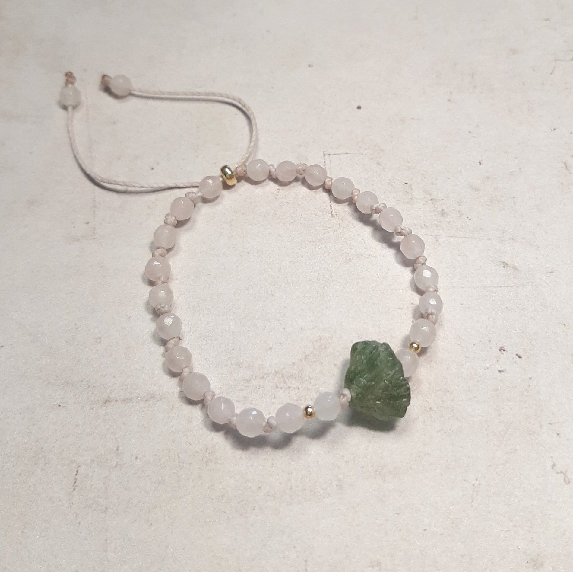 Bracelet en Quartz rose et Grenat vert – Confiance & Harmonie
Succombez à l’élégance naturelle de ce bracelet en pierres naturelles, où la douceur du quartz rose rencontre la force du grenat vert. Ensemble, ces pierres favorisent l’équilibre émotionnel et la vitalité. Noué à la main, il est sublimé par des finitions délicates.

Son cordon coulissant permet un ajustement facile, s’adaptant à tous les poignets dès 15 cm, ce qui le rend parfait pour les femmes comme pour les filles.