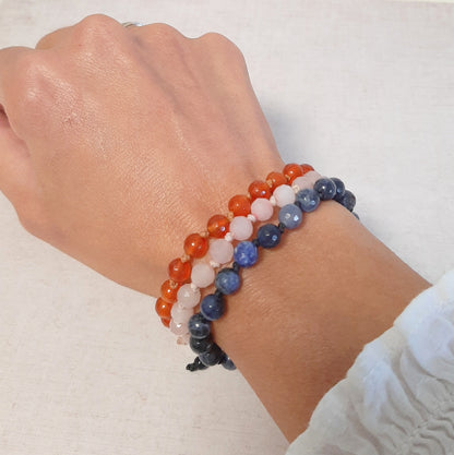 Bracelet réglable en pierres naturelles sur fil de coton ciré. Idée cadeau femme.