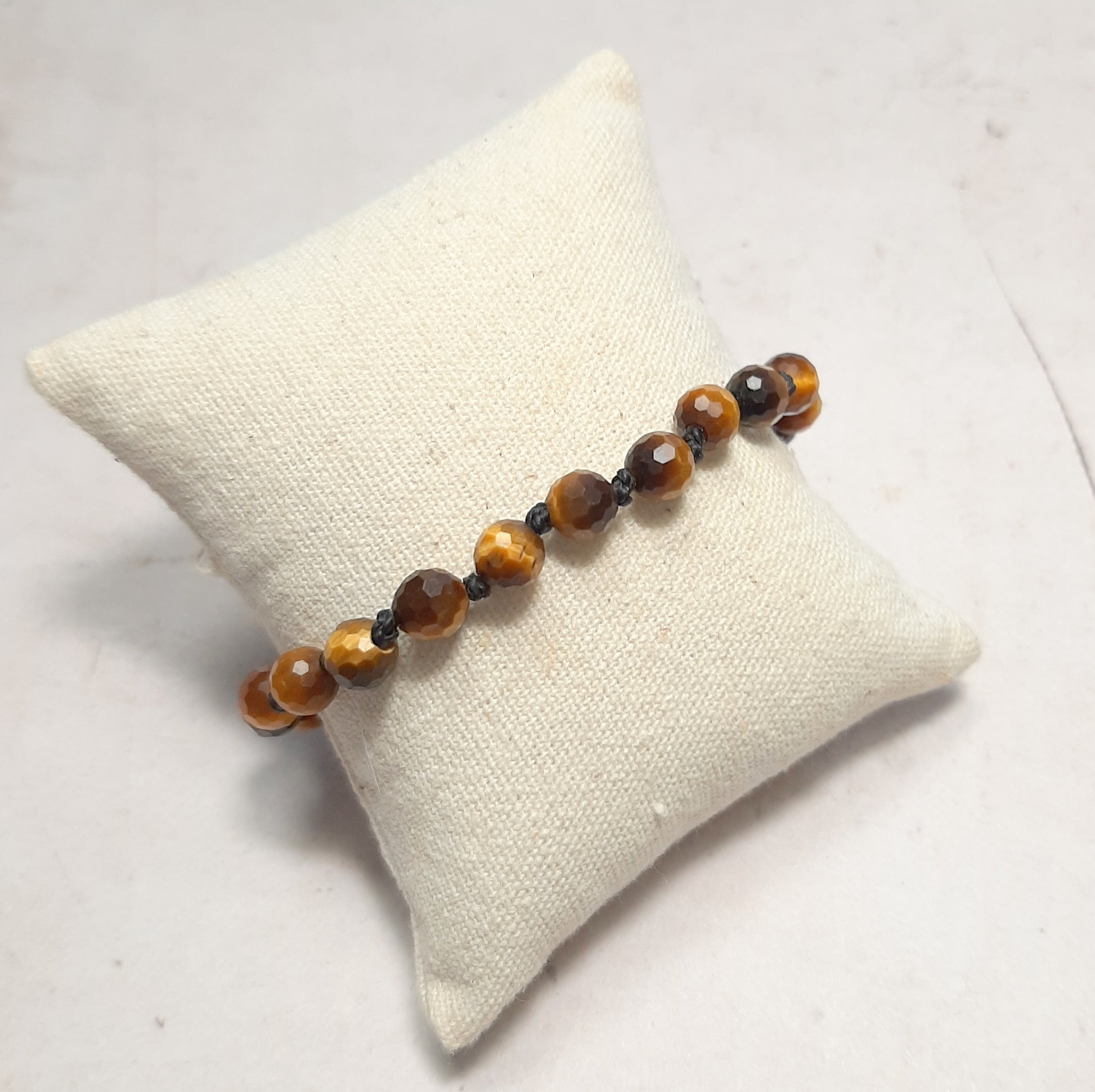 Bijou minimaliste marron doré, pierre de protection et de confiance