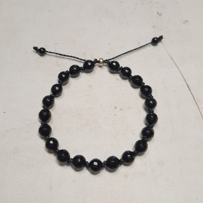 Bracelet réglable en Onyx noir naturelle sur fil de coton ciré. Idée cadeau femme.