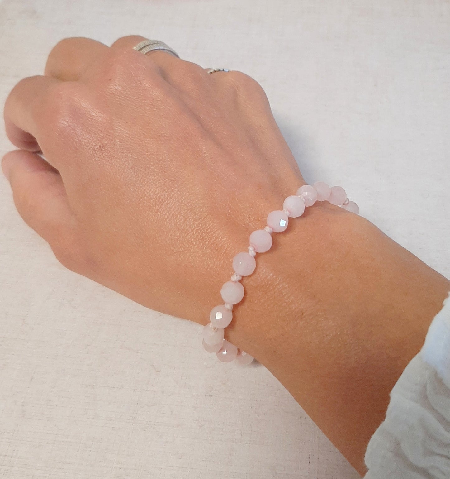 Bijou minimaliste rose, symbole d’amour et de douceur