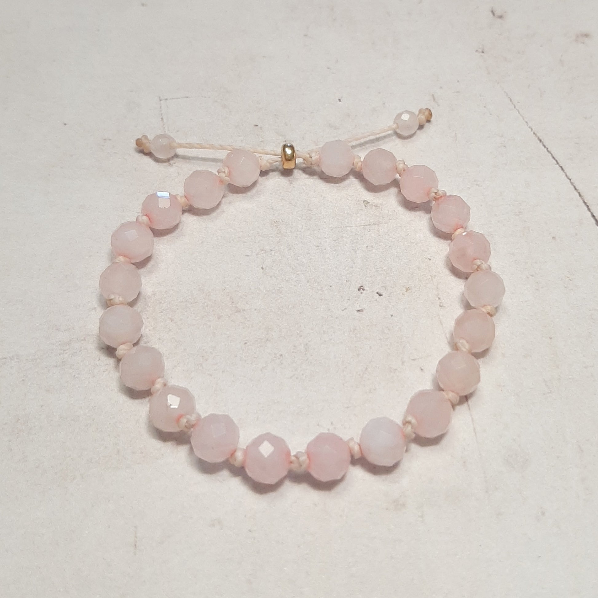Bracelet réglable en Quartz Rose naturelle sur fil de coton ciré