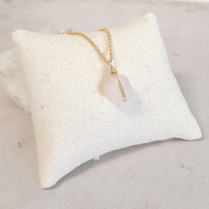 Collier en argent doré avec un pedentif en quartz rose, pierre brute . Idée cadeau femme.