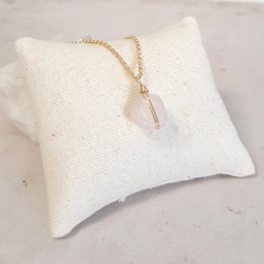 Collier en argent doré avec un pedentif en quartz rose, pierre brute . Idée cadeau femme.