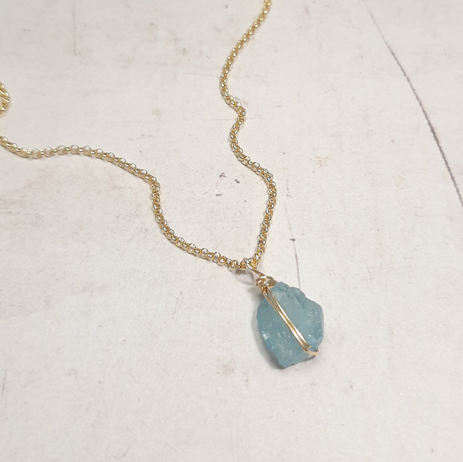 Collier fabriqué avec aigue-marine brute et argent 925 doré.