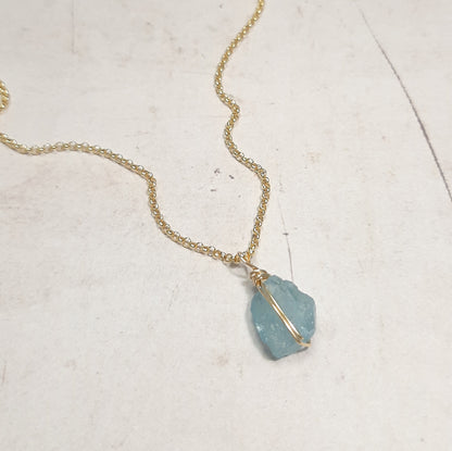 Collier fabriqué avec aigue-marine brute et argent 925 doré.