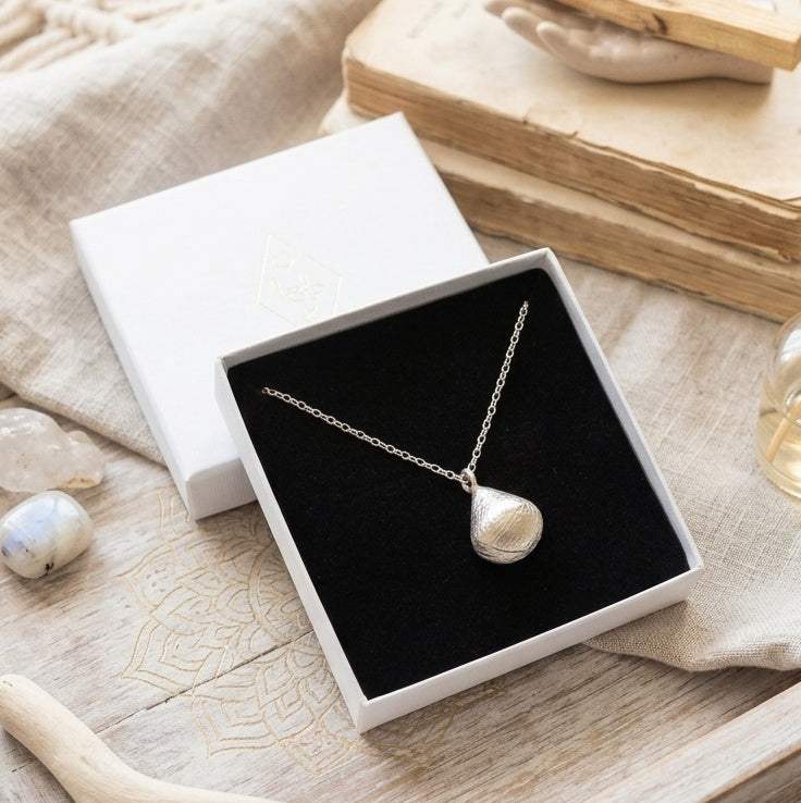 Collier Appeleur d'Anges en argent 925 martelé présenté dans son écrin cadeau