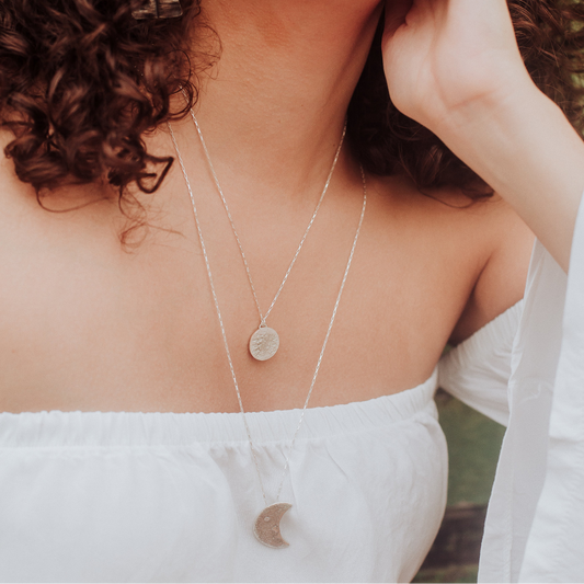 Collier Jaci porté, pendentif pleine lune argent massif