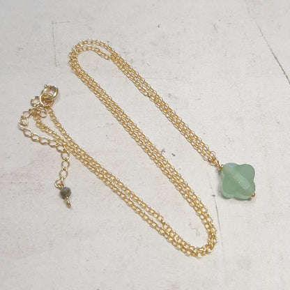 Collier en argent 925 doré, sublimé par une aventurine verte taillée en forme de trèfle, un symbole universel de chance et d'espoir. La pierre naturelle d'aventurine est connue en lithothérapie pour ses propriétés porte-bonheur, tout en apportant un style raffiné et intemporel. Ce bijou combine élégance et signification symbolique, souvent porté comme talisman de bonne fortune.

