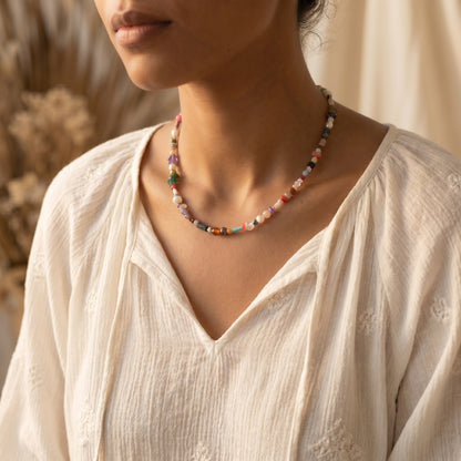 Collier en pierres naturelles porté – bijou bohème chic en argent 925 doré