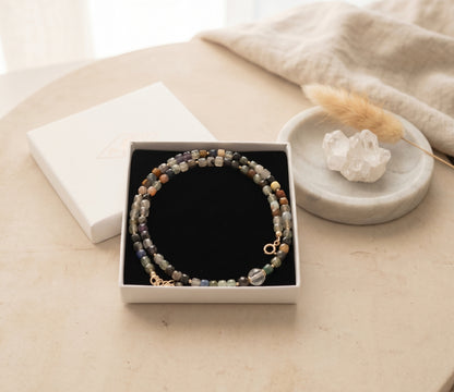 Collier pierres naturelles présenté dans son écrin cadeau