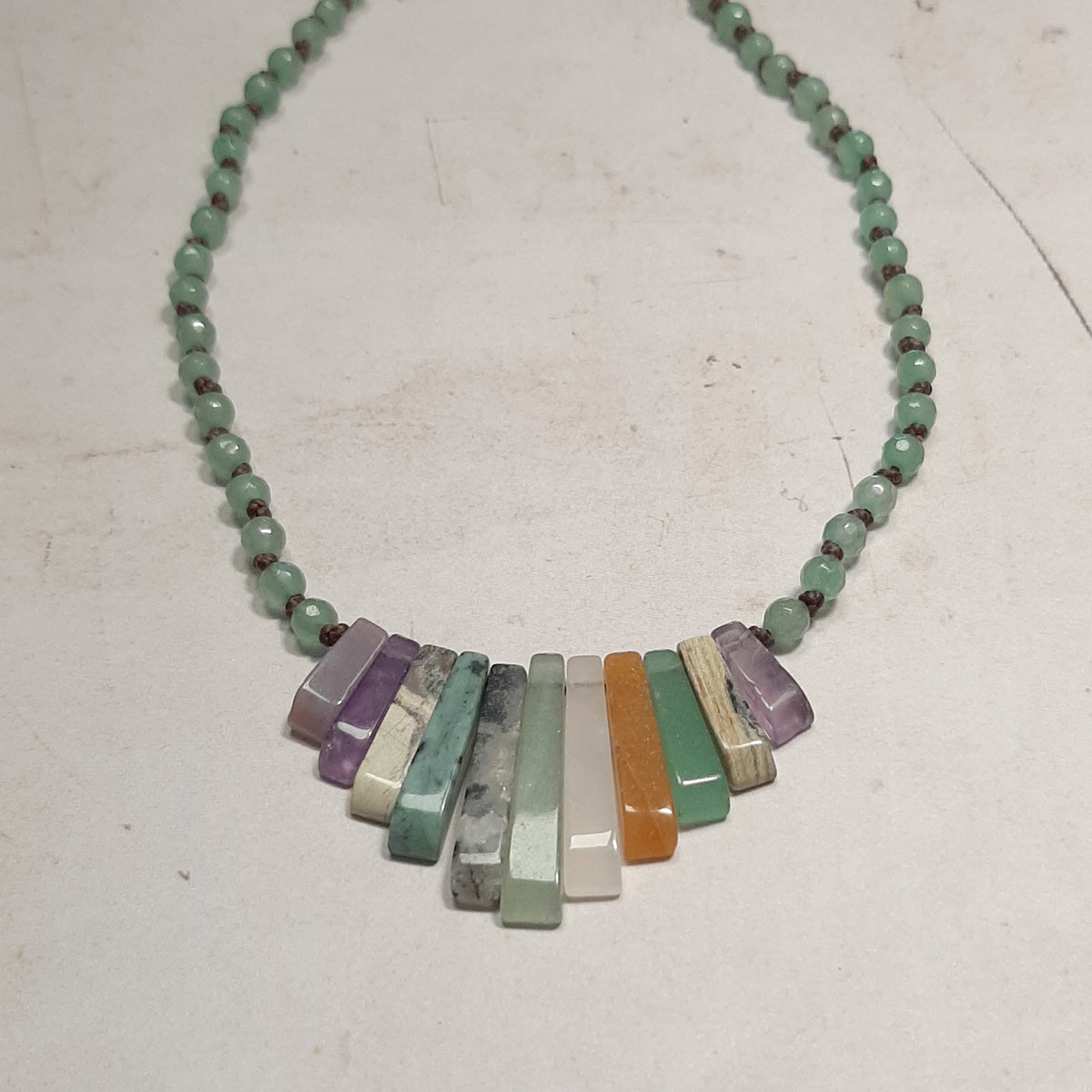 Collier plastron artisanal avec perles d’aventurine verte et pierres naturelles multicolores
