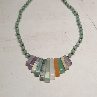 Collier plastron artisanal avec perles d’aventurine verte et pierres naturelles multicolores