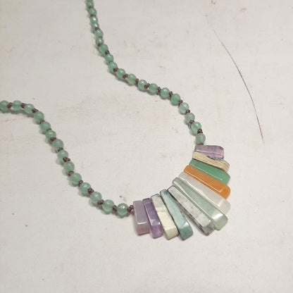 Collier plastron en aventurine verte et pierres naturelles, vue de face