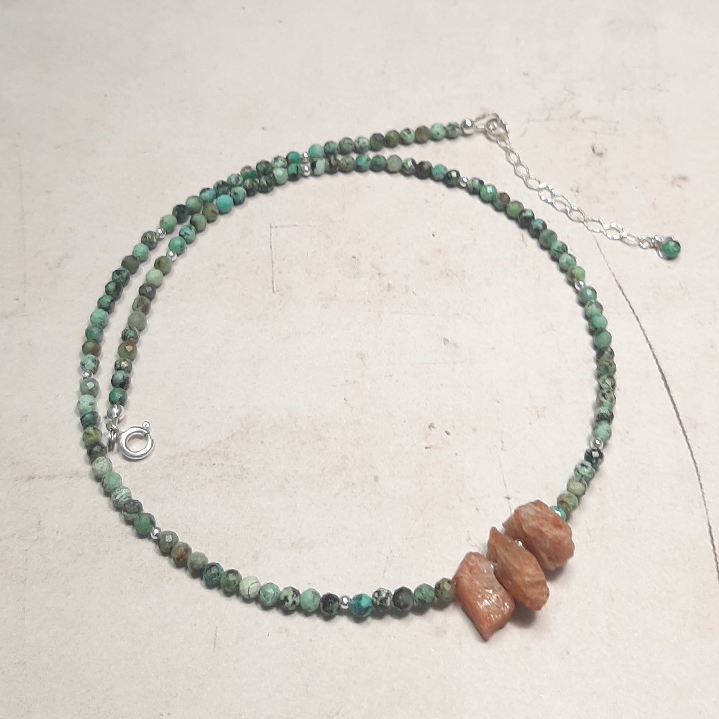 Collier ras-du-cou artisanal en argent 925 avec turquoise verte et pierre de soleil naturelles, fait main en France