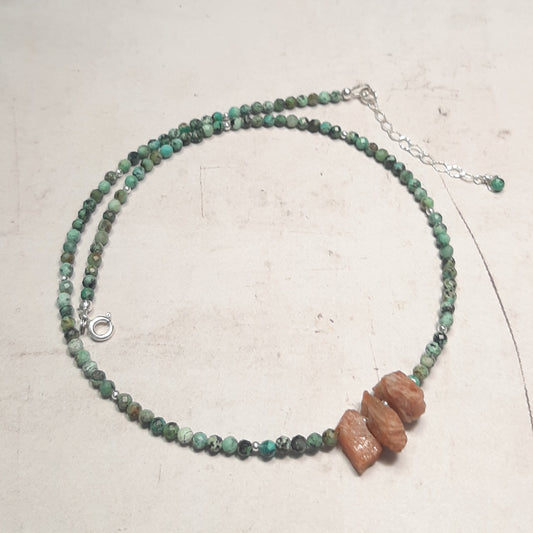 Collier ras-du-cou artisanal en argent 925 avec turquoise verte et pierre de soleil naturelles, fait main en France