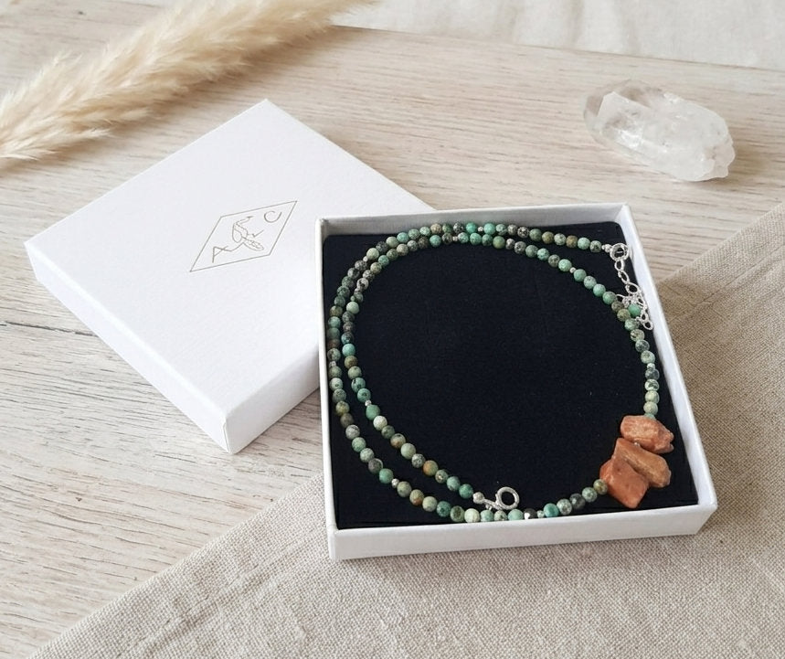 Collier en argent 925 turquoise verte et pierre de soleil présenté dans son écrin cadeau — bijou artisanal fait main en France - 
