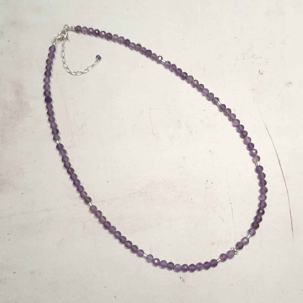 Collier en pierres naturelles d’améthyste violette et argent 925