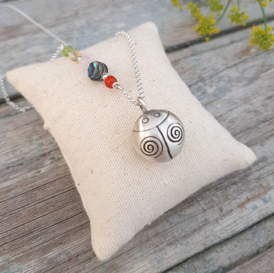 Collier long appeleur d’anges coccinelle en argent