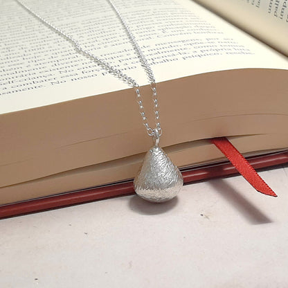 Collier Appeleur d'Anges en argent 925 martelé – détail du pendentif grelot