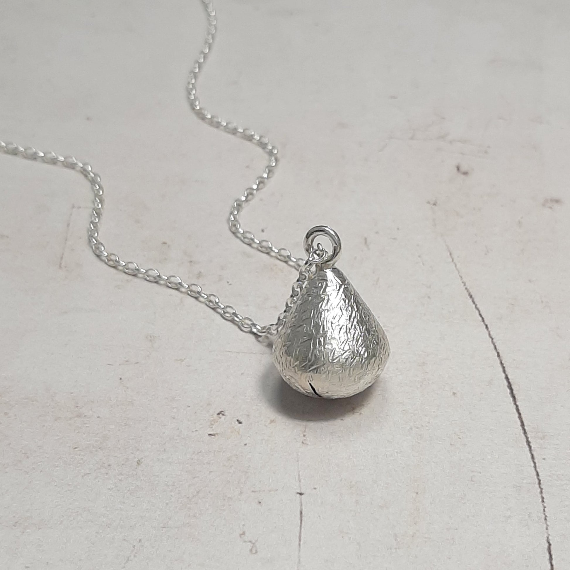 Collier Appeleur d'Anges en argent 925 martelé – vue de face sur fond neutre