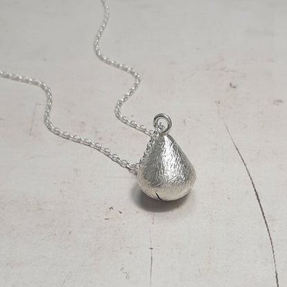 Collier Appeleur d'Anges en argent 925 martelé – vue de face sur fond neutre