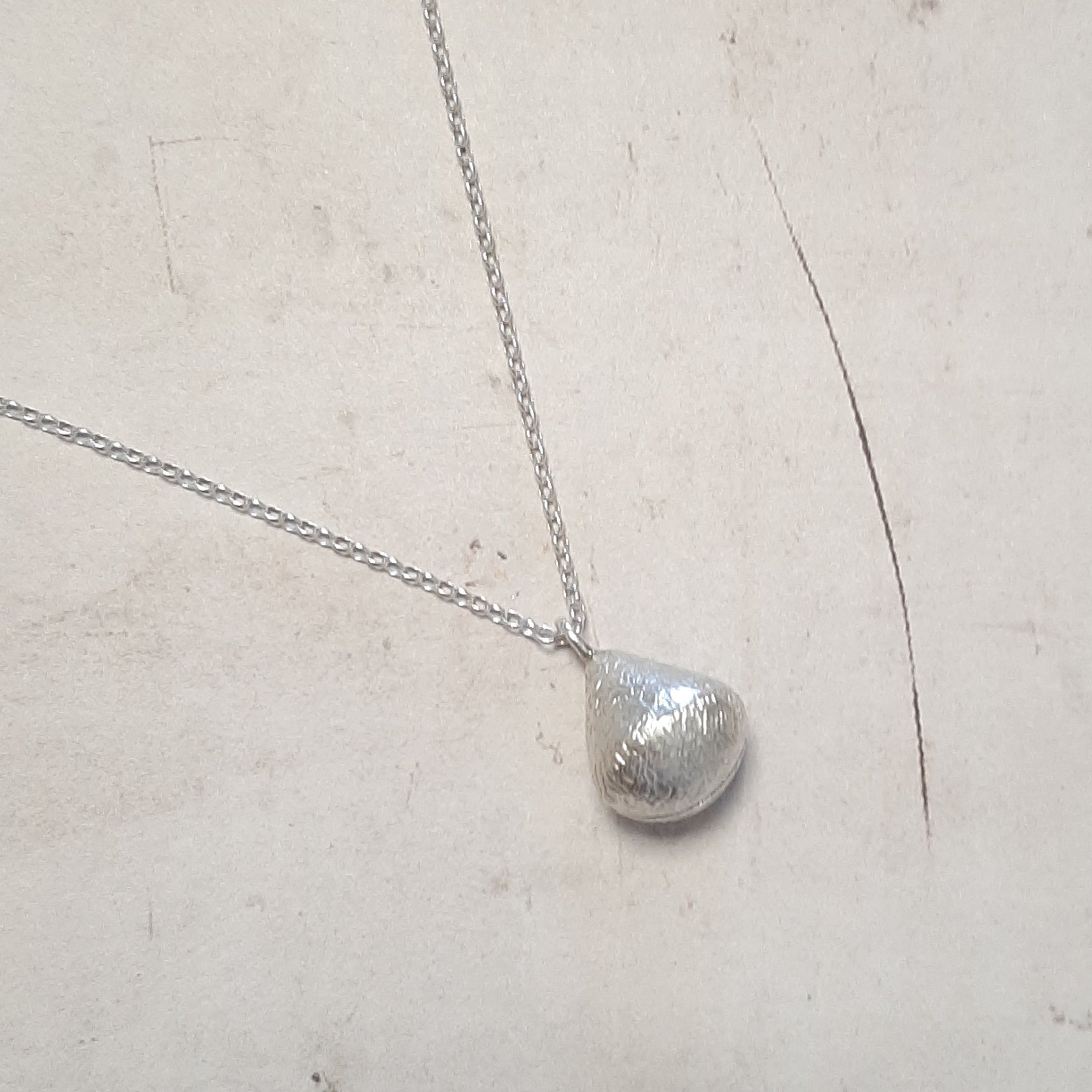 Collier Appeleur d'Anges en argent 925 martelé – vue d'ensemble du bijou