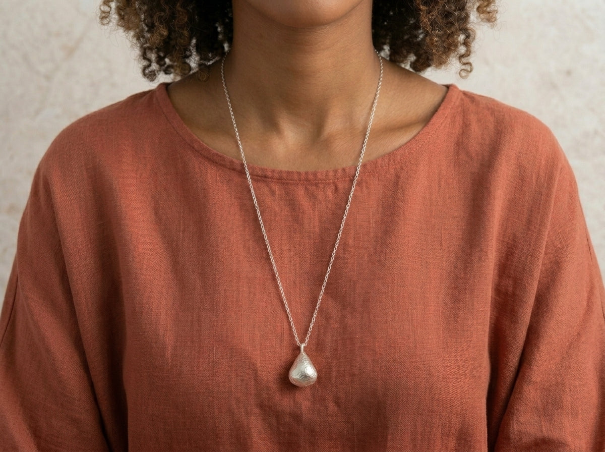 Collier Appeleur d'Anges en argent 925 martelé avec pendentif grelot, longueur 60 cm – photo portée