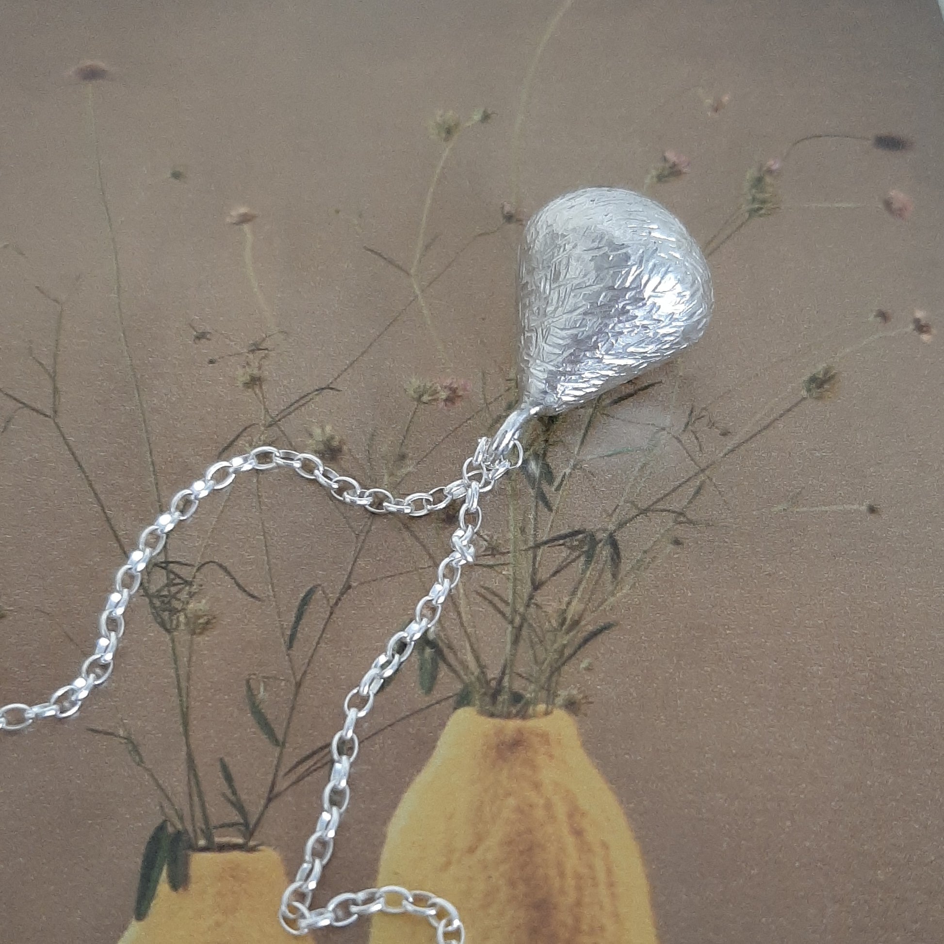 Collier Appeleur d'Anges en argent 925 martelé – détail du pendentif grelot