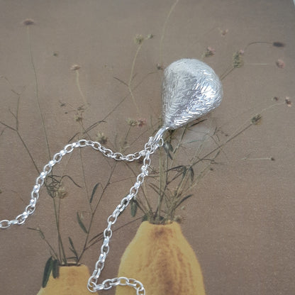 Collier Appeleur d'Anges en argent 925 martelé – détail du pendentif grelot