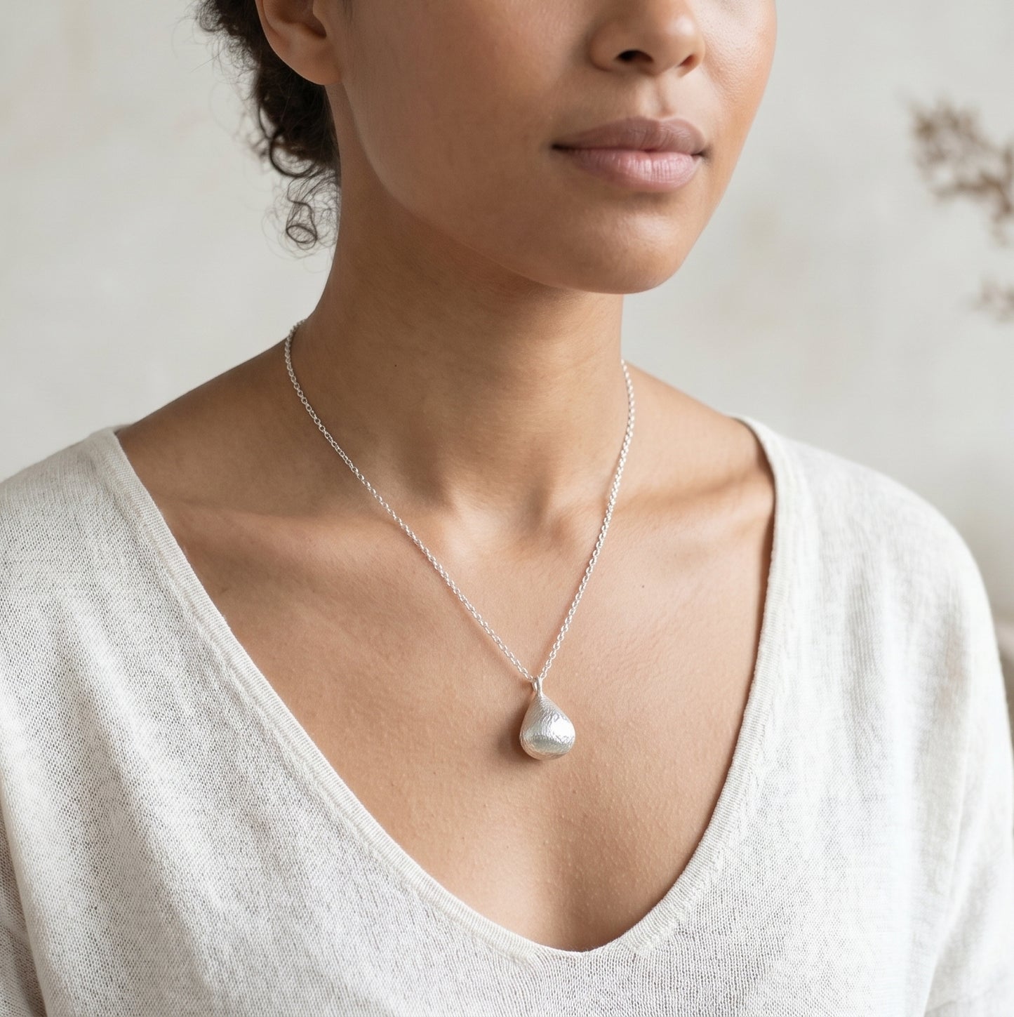 Collier Appeleur d'Anges en argent 925 martelé avec pendentif grelot, longueur 50 cm – porté