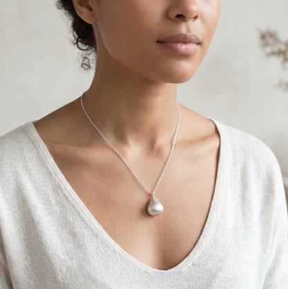 Collier Appeleur d'Anges en argent 925 martelé avec pendentif grelot, longueur 50 cm – porté