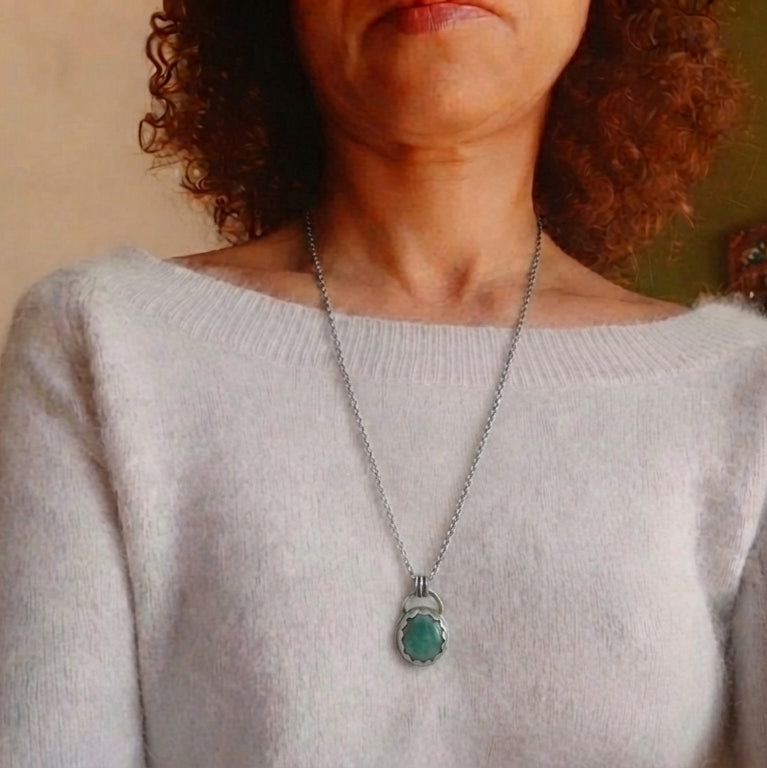 Collier long émeraude et argent 925 porté sur pull gris, longueur 70 cm – collier ethnique artisanal Andréa Chéreau